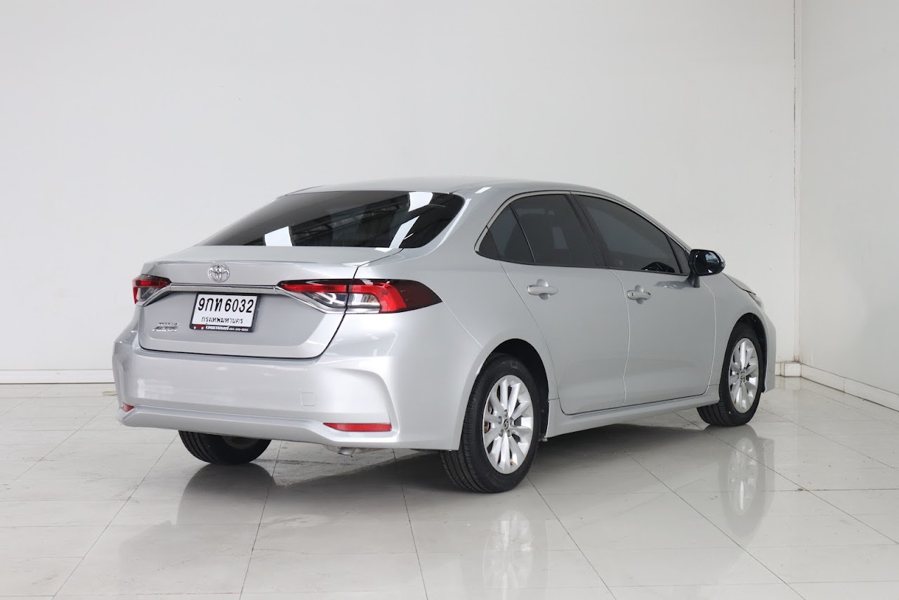 2019 Toyota Altis 1.6G มือสอง สีบรอนซ์เงิน รูปที่ 3