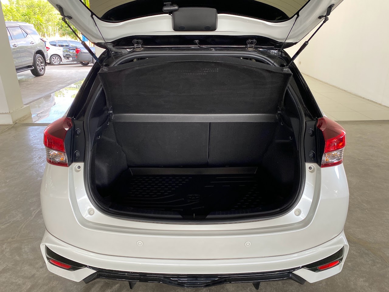 2022 Toyota Yaris 1.2Sport Premium Black roof รูปที่ 9