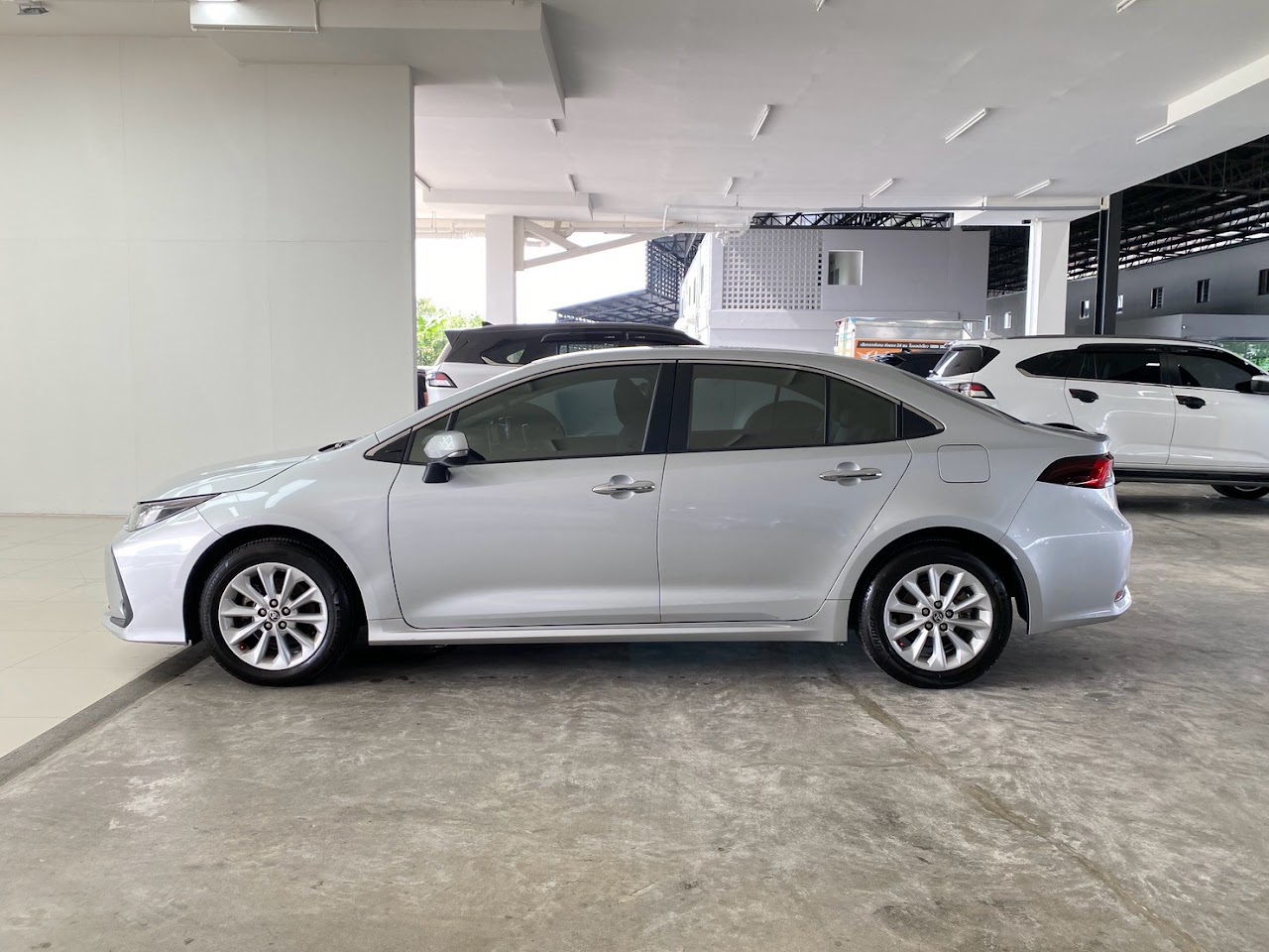 2021 Toyota Altis 1.6G มือสอง สีบรอนซ์เงิน รูปที่ 4