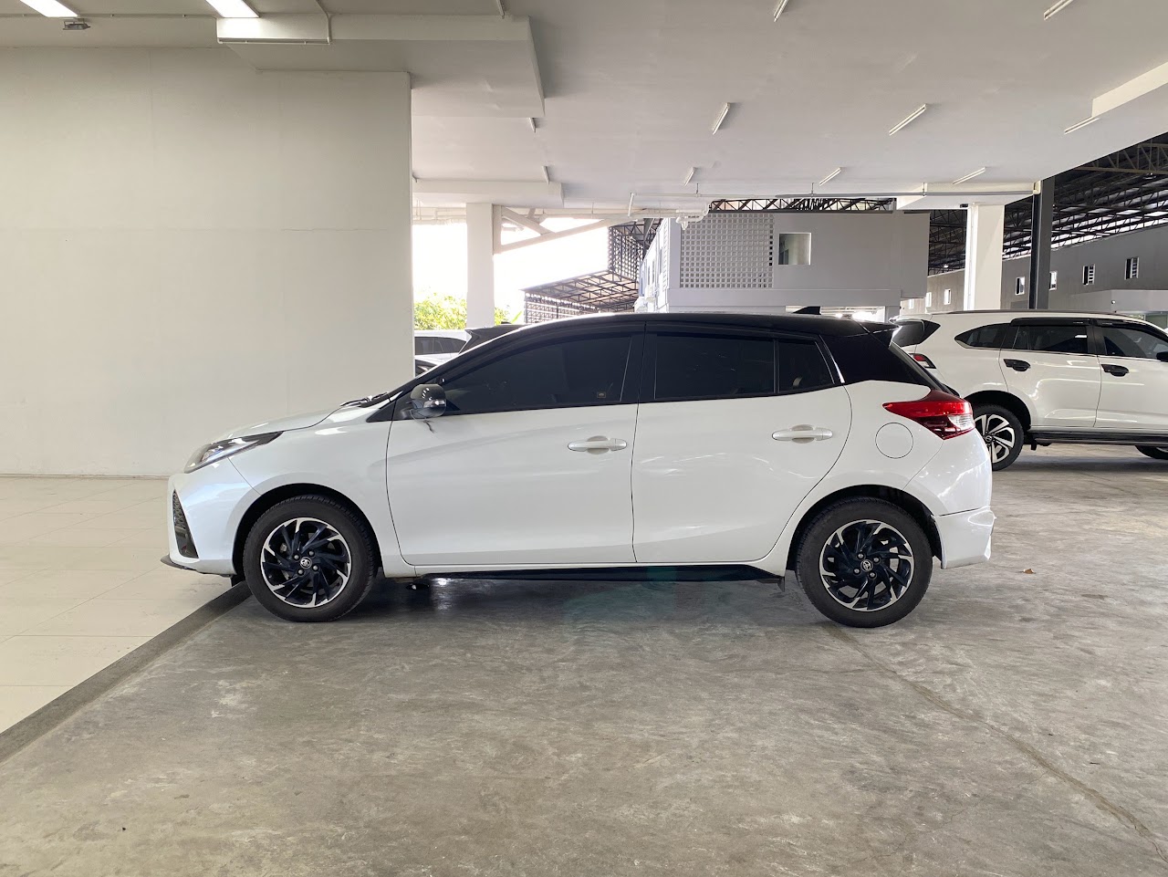 2022 Toyota Yaris 1.2Sport Premium Black roof รูปที่ 4