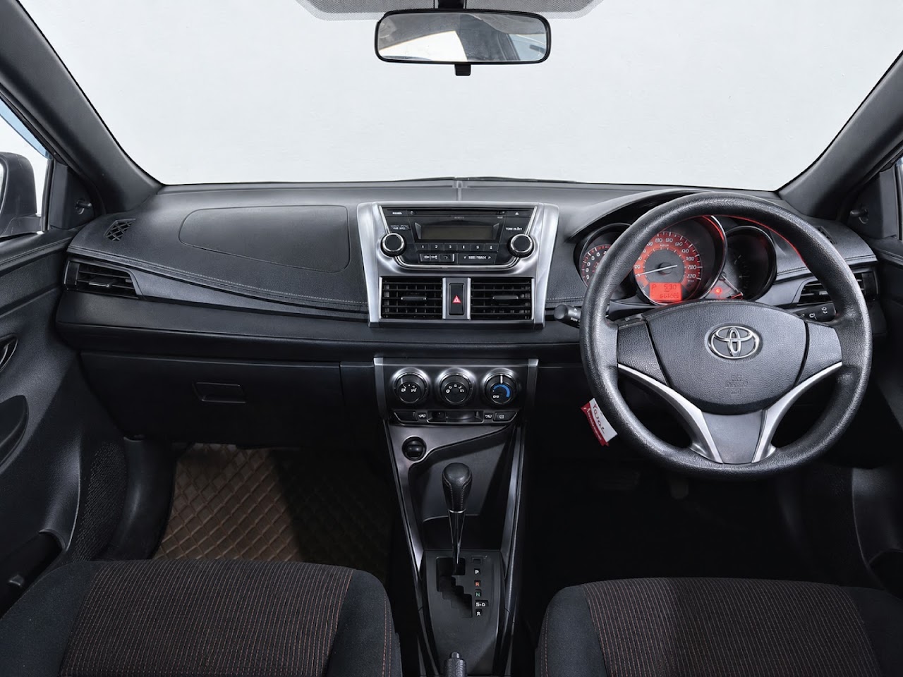2015 Toyota Yaris 1.2J รูปที่ 2