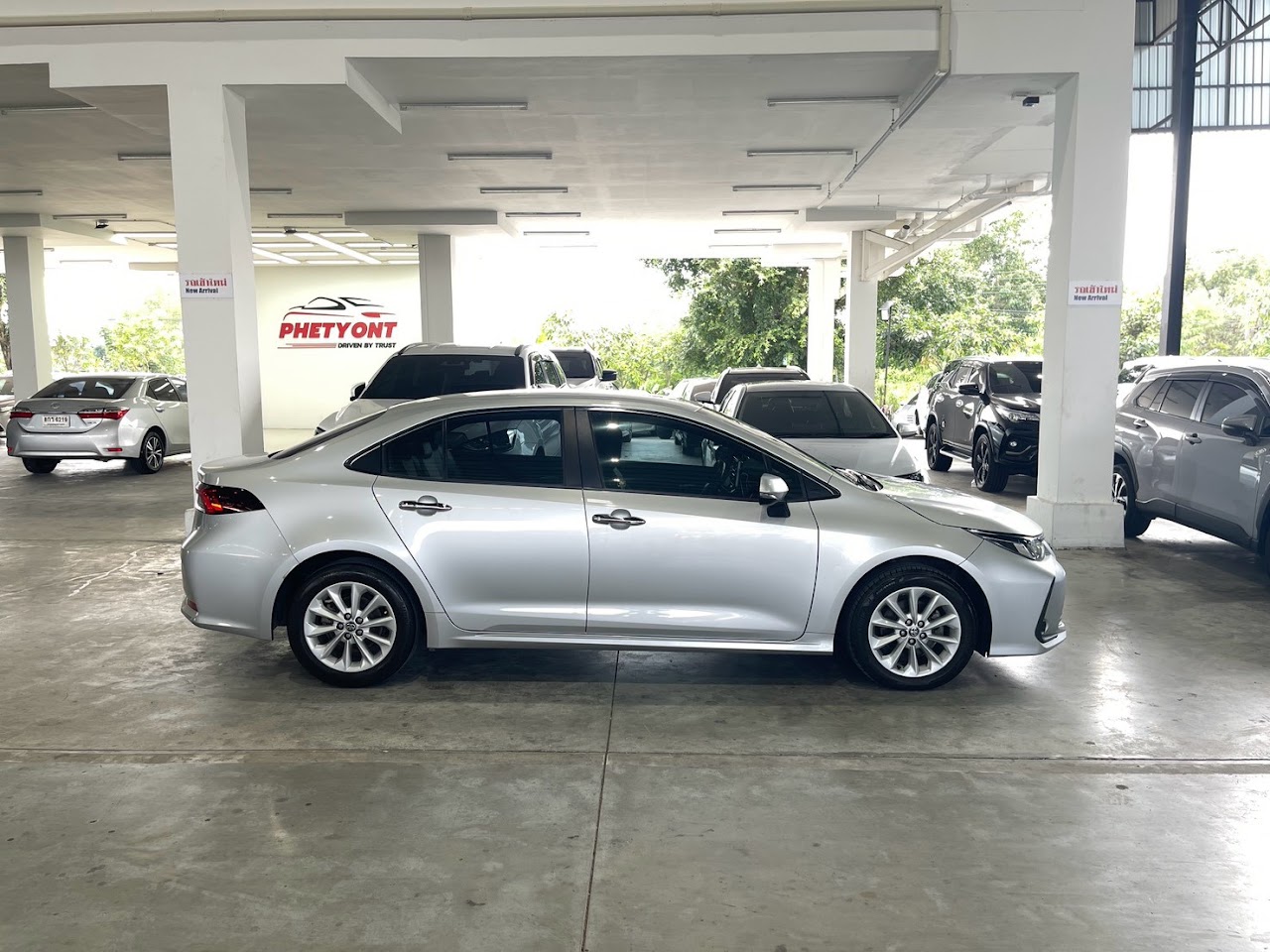 2020 Toyota Altis 1.6G มือสอง สีบรอนซ์เงิน รูปที่ 5