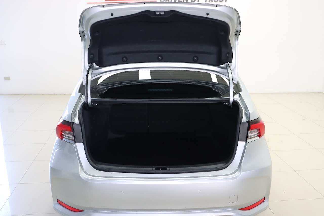 2022 Toyota Altis 1.8Hybrid Premium มือสอง สีบรอนซ์เงิน รูปที่ 2