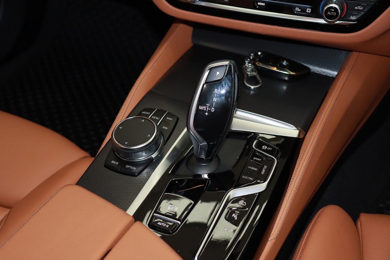 2023 BMW 5 Series 530e M SPORT มือสอง สีขาว รูปที่ 8