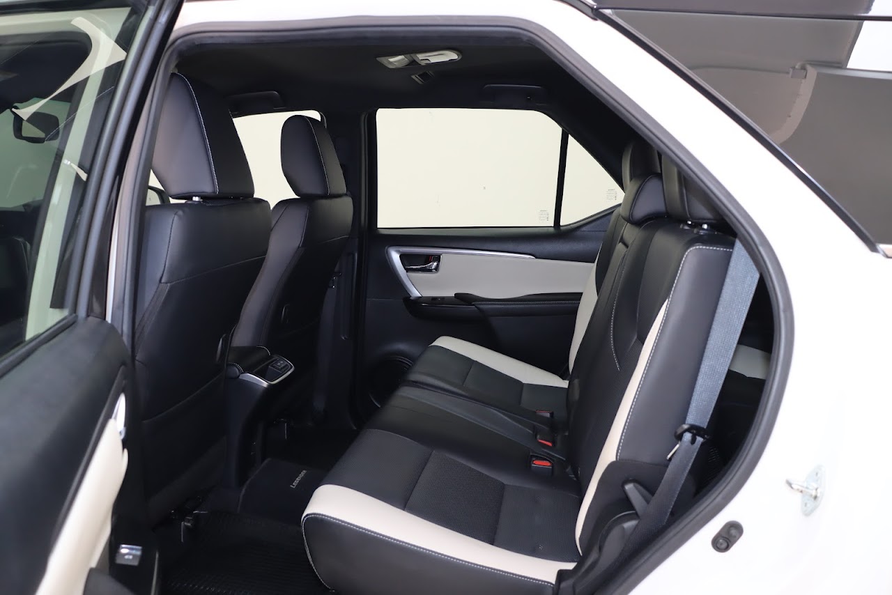 2022 Toyota Fortuner 2.8Legender 4WD Black-Top รูปที่ 4