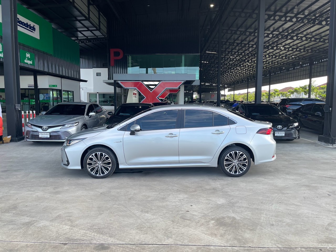 2022 Toyota Altis 1.8Hybrid Premium มือสอง สีบรอนซ์เงิน รูปที่ 4