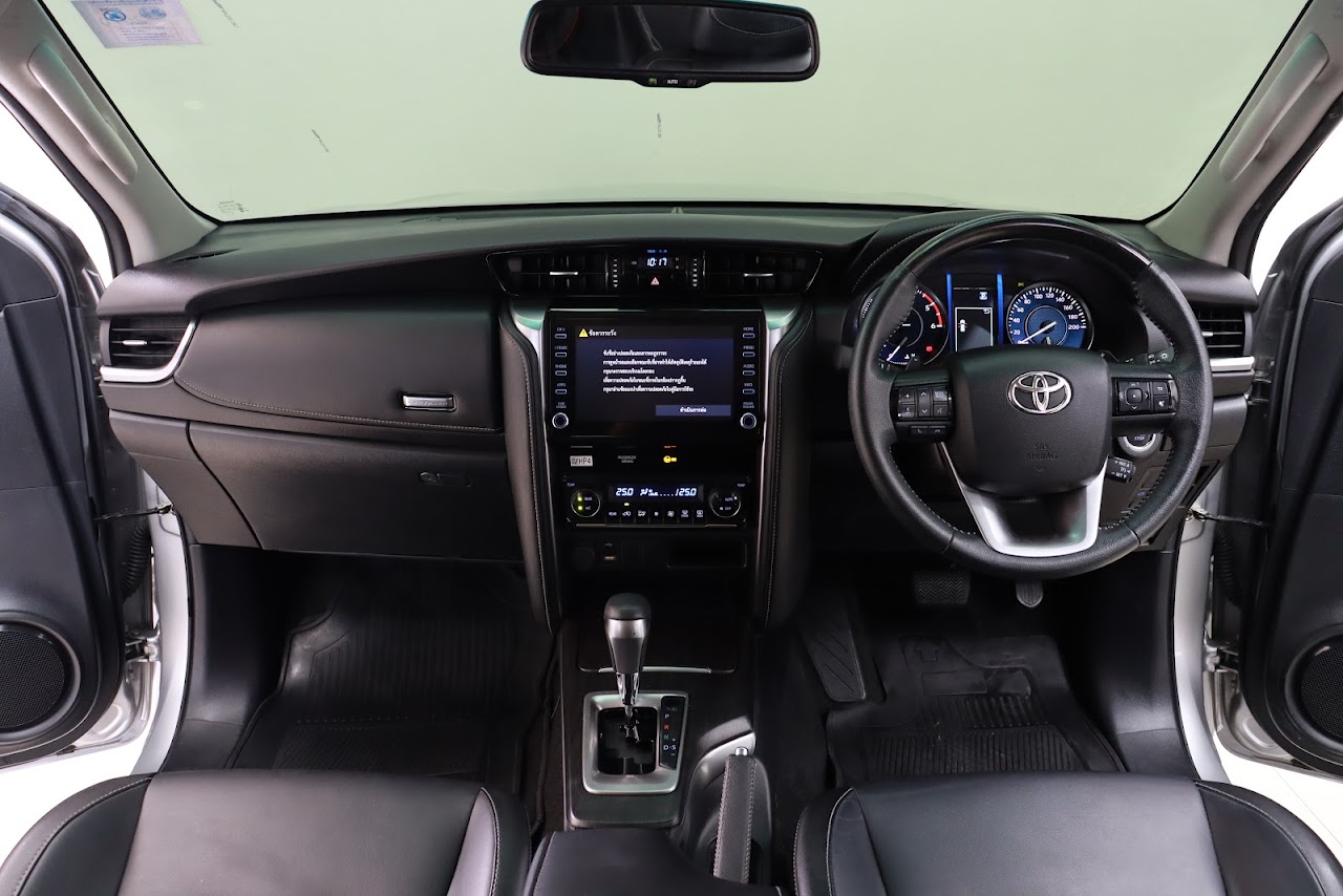 2022 Toyota Fortuner 2.4V 2WD MNC รูปที่ 6