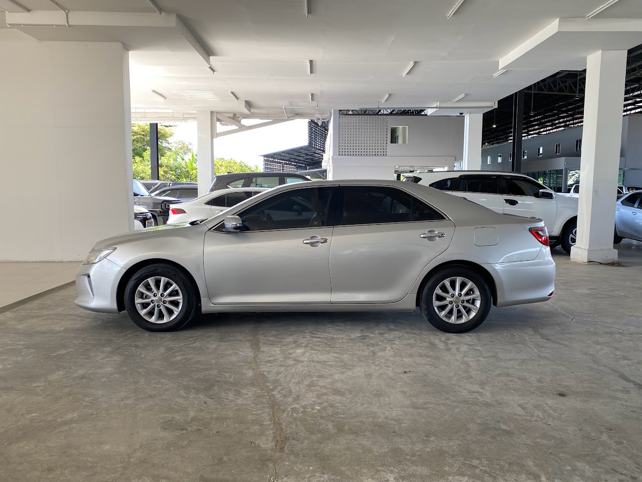 2017 Toyota Camry 2.0G รูปที่ 3