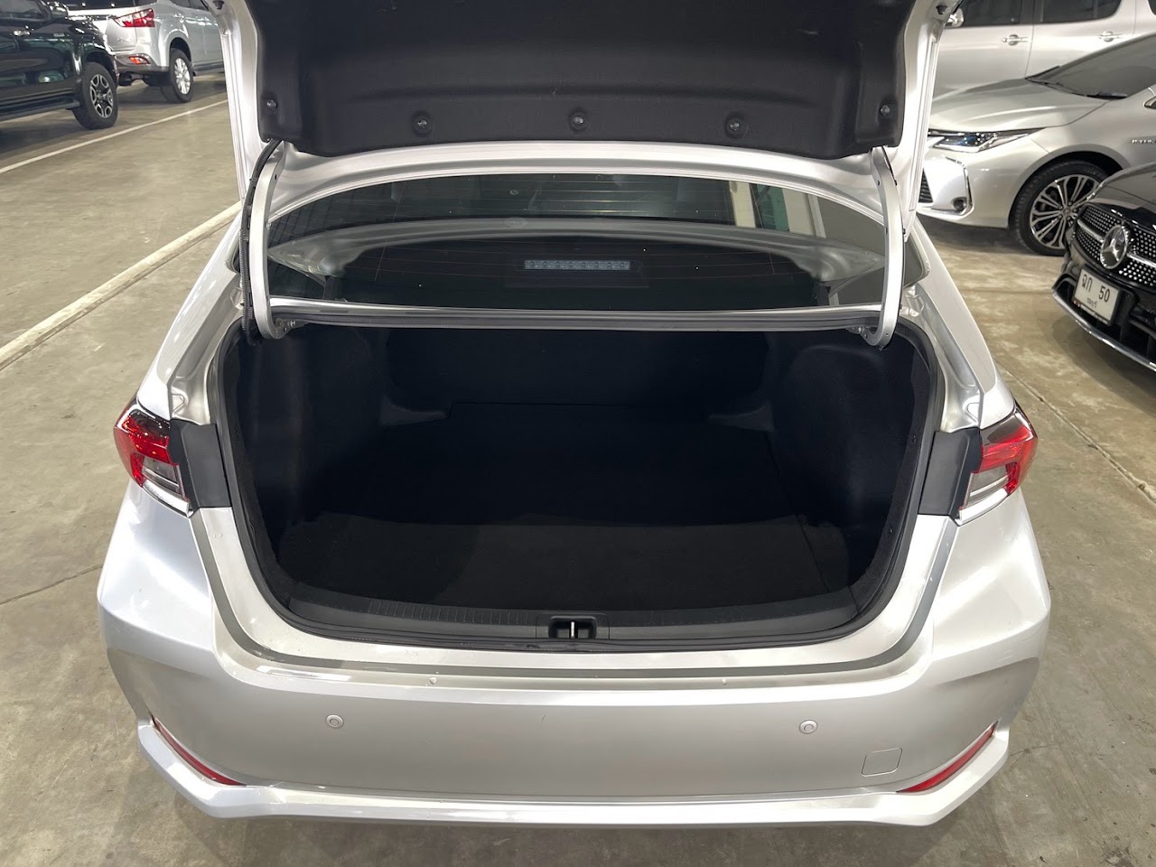 2020 Toyota Altis 1.6G มือสอง สีบรอนซ์เงิน รูปที่ 9