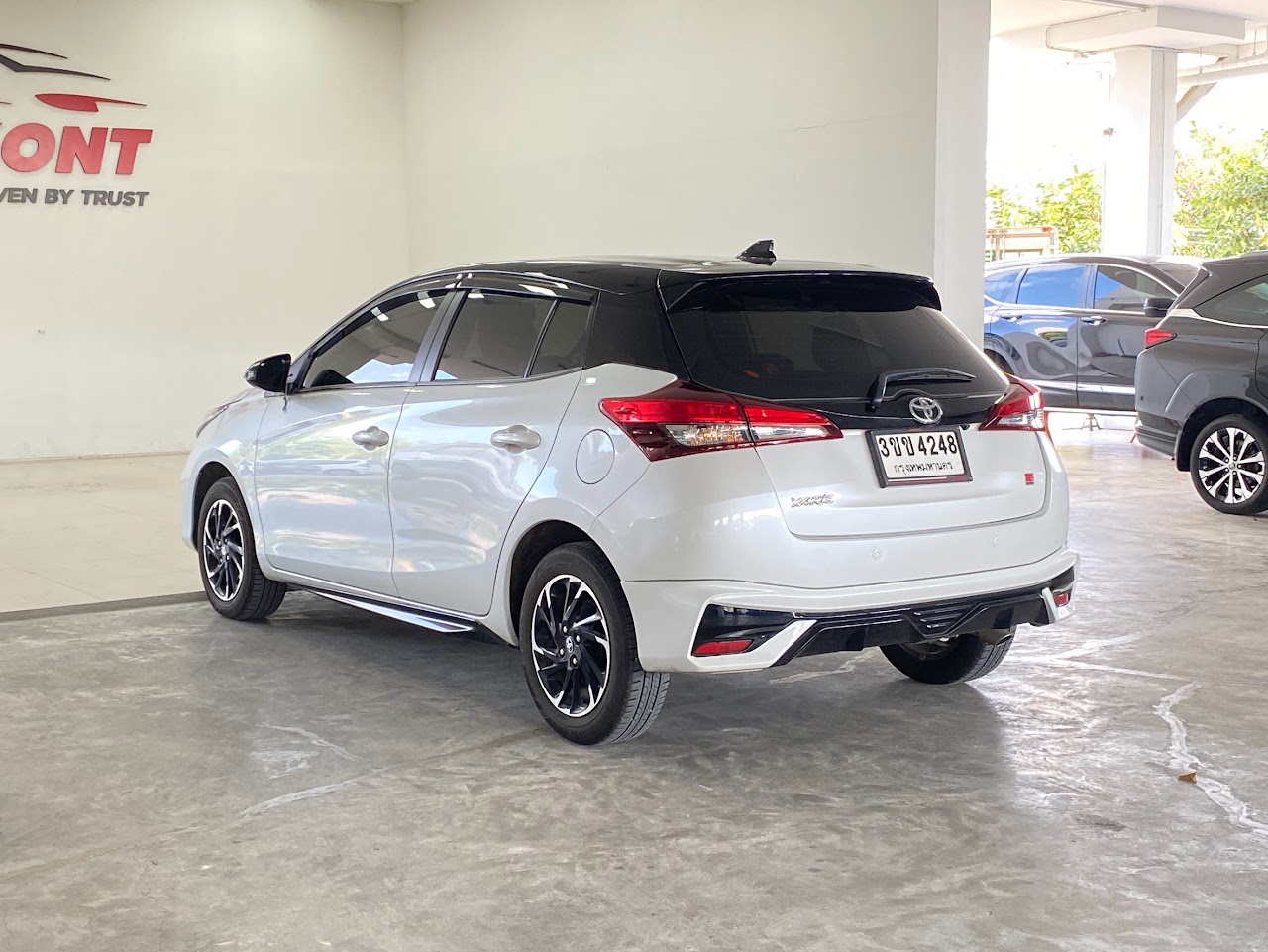 2022 Toyota Yaris 1.2Sport Premium Black roof รูปที่ 5