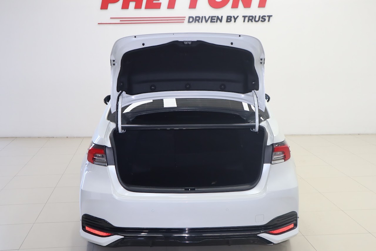 2021 Toyota Altis 1.8GR Sport มือสอง สีขาว รูปที่ 2