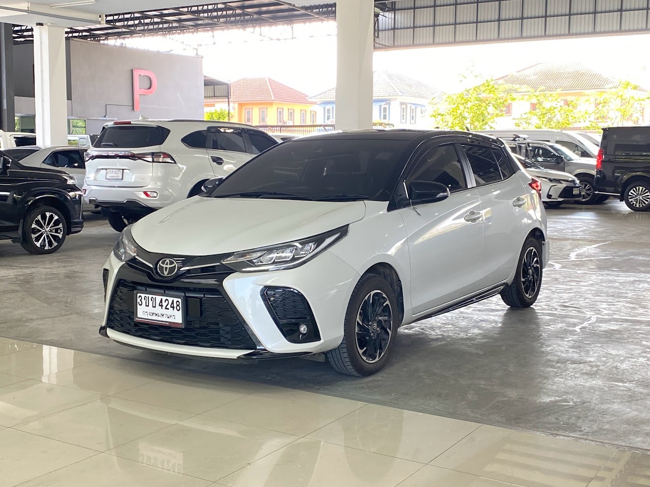 2022 Toyota Yaris 1.2Sport Premium Black roof รูปที่ 3
