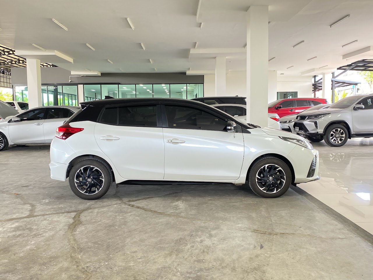 2022 Toyota Yaris 1.2Sport Premium Black roof รูปที่ 7